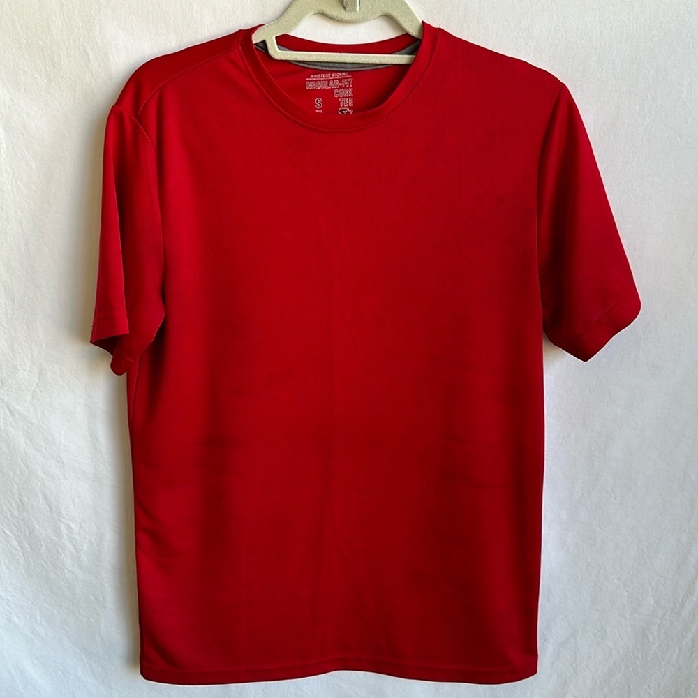 Red moisture-wicking regular fit core tee, size S (34–36)